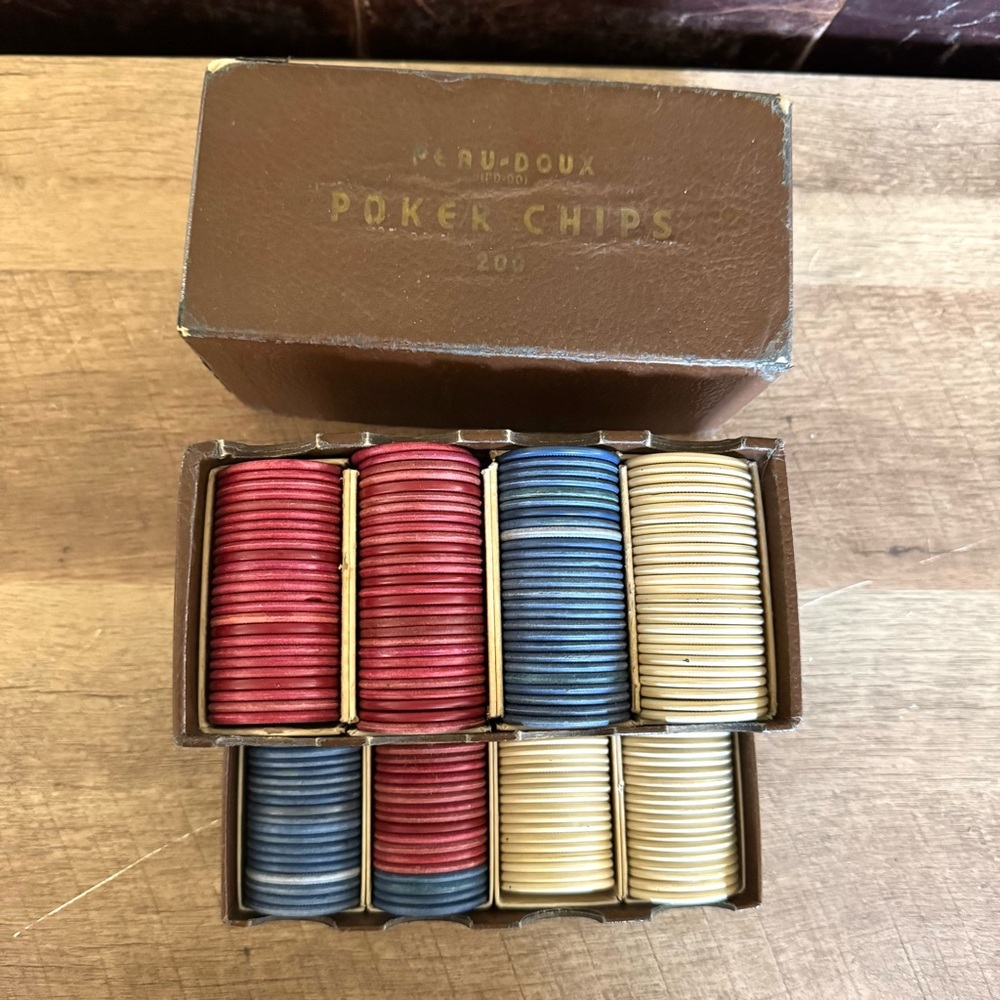 Vintage 1930s Peau-Doux Poker Chips Clay Dog Horse Red Blue White Leather Case